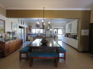 Farmhouse open-plan diningroom and kitchen