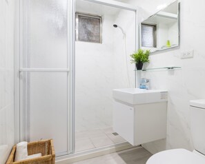 Main bathroom 客廳浴室