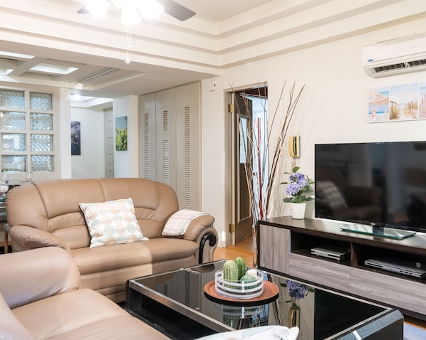 Living Room with leather couches
客廳配有真皮沙發
