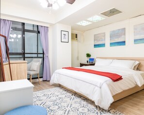 3rd bedroom with attached balcony
第三間臥室，帶有陽台