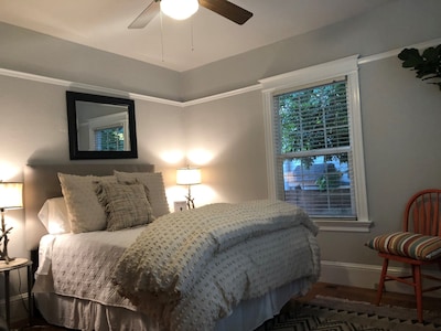 Queen Bedroom, relaxed atmosphere Near Downtown