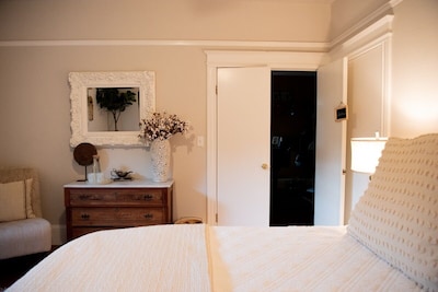 Queen Bedroom, relaxed atmosphere
