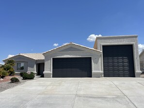 Huge driveway for convenience. 