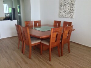 dinning room with a large dinning table 
