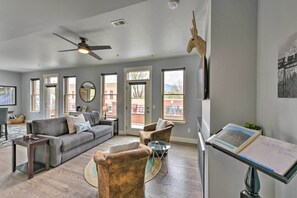 Living Room | Sleeper Sofa | Free WiFi | Central A/C