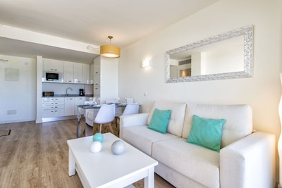 APARTMENT IN CALA MILLOR, Modern, DIRECTLY ON THE BEACH, SEAVIEW, Wifi Incl, up to 4 pers.