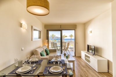 APARTMENT IN CALA MILLOR, Modern, DIRECTLY ON THE BEACH, SEAVIEW, Wifi Incl, up to 4 pers.