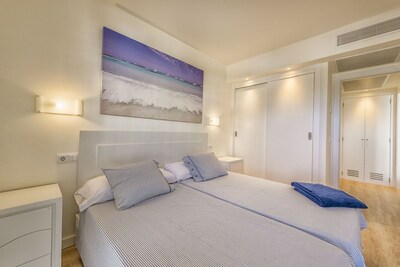 APARTMENT IN CALA MILLOR, Modern, DIRECTLY ON THE BEACH, SEAVIEW, Wifi Incl, up to 4 pers.