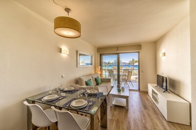 APARTMENT IN CALA MILLOR, Modern, DIRECTLY ON THE BEACH, SEAVIEW, Wifi Incl, up to 4 pers.