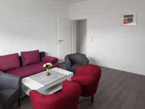 Wohnzimmer mit Aufbettungsmöglichkeit auf Sofa für 5. und 6. Person