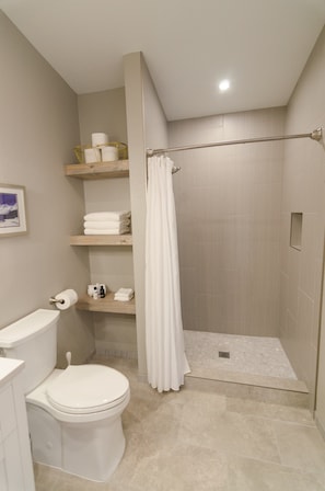 Colony Suites (Suite 6) Bathroom