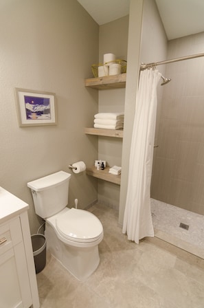 Colony Suites (Suite 6) Bathroom