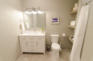 Colony Suites (Suite 6) Bathroom