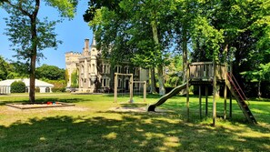 aire de jeux pour enfants avec 4 hectares de parc