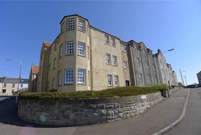 Beautiful and spacious ground floor apartment with view of harbour in Anstruther