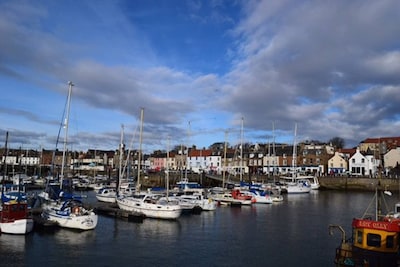 Beautiful and spacious ground floor apartment with view of harbour in Anstruther