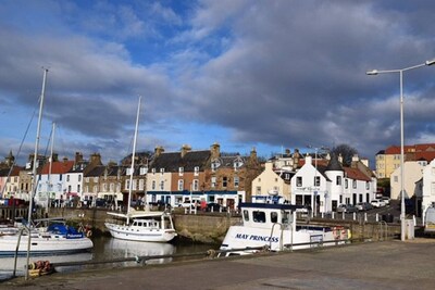 Beautiful and spacious ground floor apartment with view of harbour in Anstruther