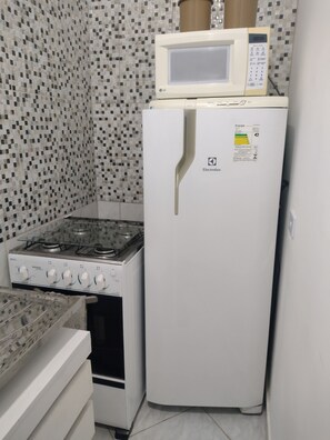 Fogão de 4 bocas e forno funcionando, microondas e geladeira 220V