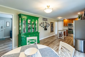 Breakfast/kitchen area