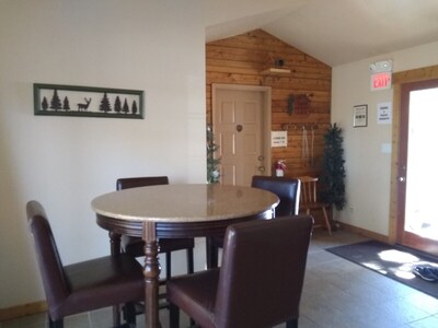 Mountain Chalet W/Pikes Peak View & Hot Tub, Rent 2-10 Bdrms.