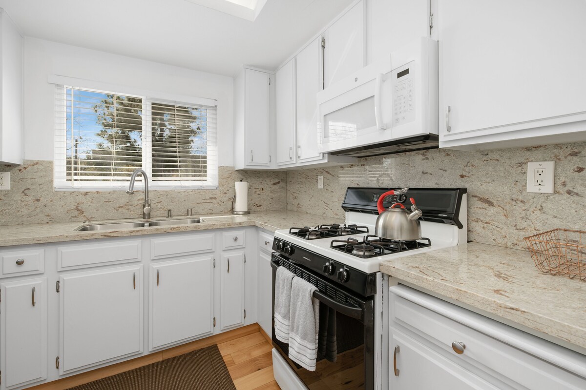 ★Gated 2bed/2bath Modern OC Condo★