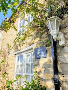 Gorgeous Thornton-le-Dale 2 Bedroom Cottage & Garden, Cosy Family Friendly, WIFI