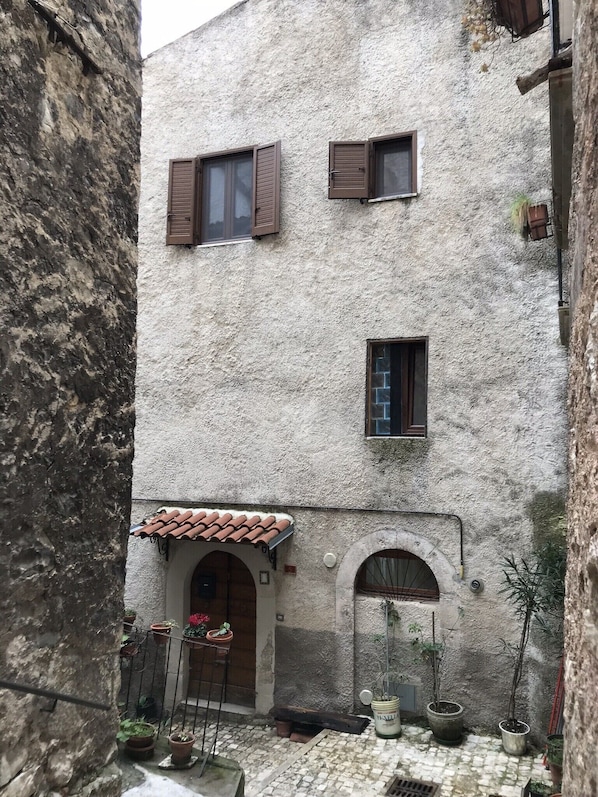 Near the castle and one of the oldest medieval houses in Pacentro ❤️