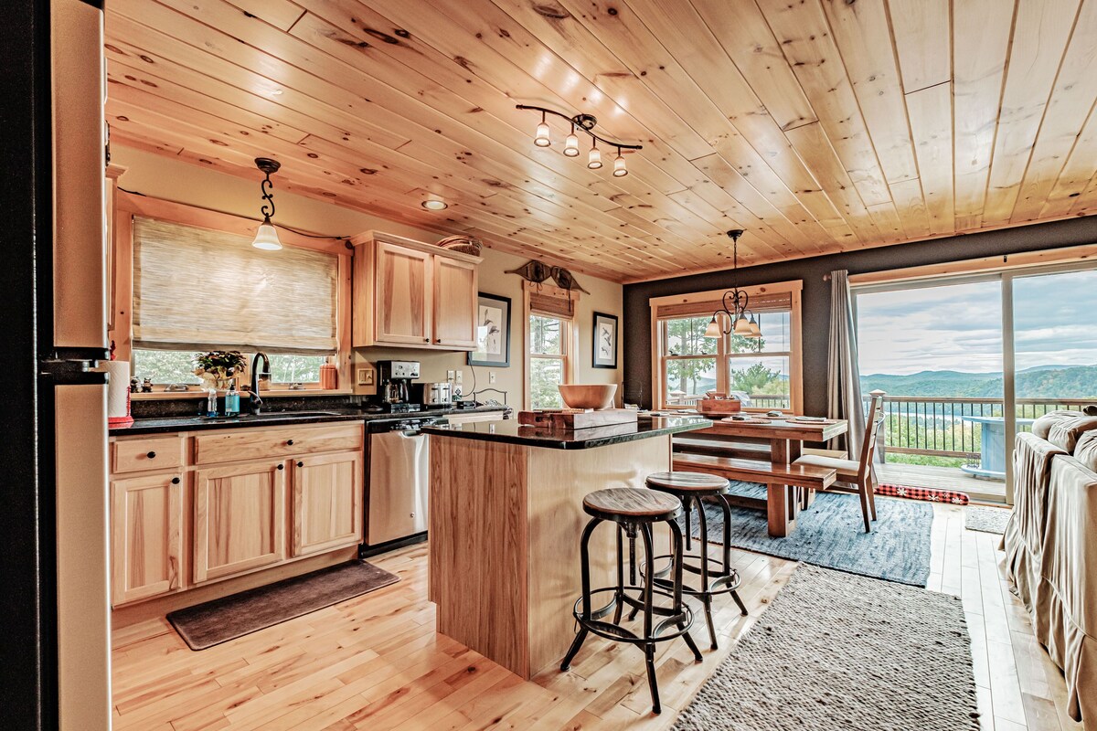 Wolf Moon – Beautiful home with gorgeous views. Close to water and skiing