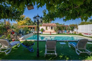 La terrasse ombragée par les mûriers platanes