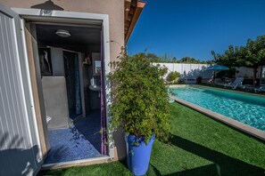 Pool house avec douche et wc/pool house with shower and toilets