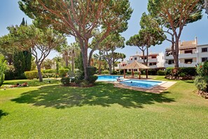 Piscine du complexe, avec accès depuis le jardin de l’appartement 