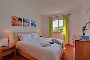 Chambre avec lit double avec vue sur le jardin privatif