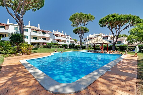 Piscine du complexe, avec accès depuis le jardin de l’appartement 