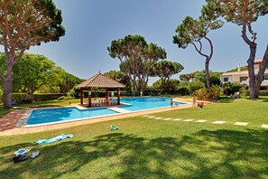 Piscine du complexe, avec accès depuis le jardin de l’appartement 