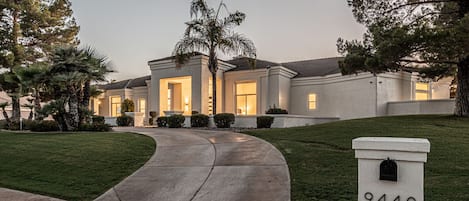 Entryway - circular driveway - 