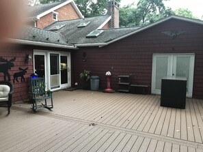 Deck w Grill Privileges available