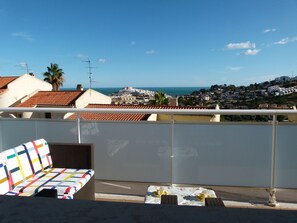 Terasse mit Blick auf die Burg und das Meer


