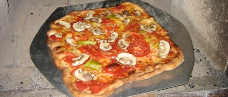 Selbstgemachte Pizza aus dem Holzbackofen