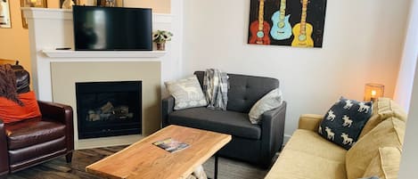 Living Room w/ gas fireplace 