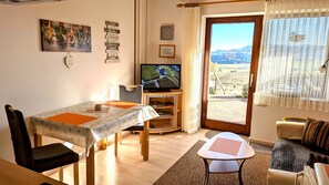 Gemütliches Apartement (32qm) mit Terrasse und kostenfreiem WLAN-Essecke mit Fernseher