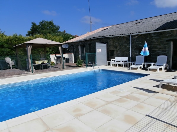 Private swimming pool. Patio and barbeque.