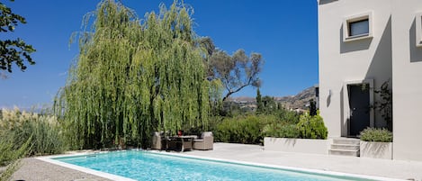 Stimulating pool surroundings. 