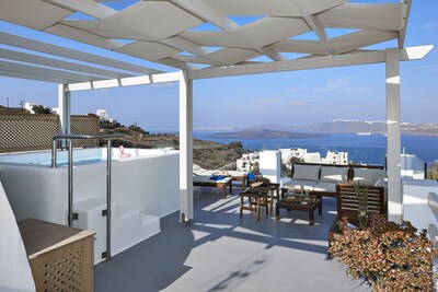 Admiral's House with Terrace Jacuzzi and amazing Caldera views, Family friendly