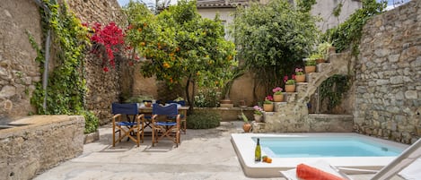 Patio interior con piscina. 