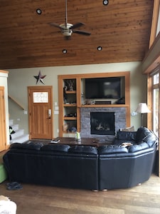  Pristine Slocan Lakeview/Lakefront  Special Winter Rates Available!