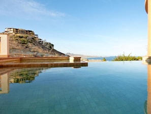 Infinity Pool with Jacuzzi