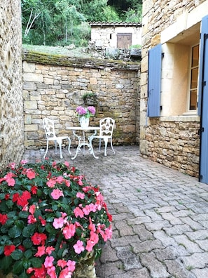 Petite cour entre la cour entre l'entrée de la cuisine et les anciennes étables
