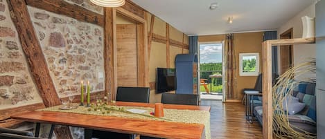 Ferienwohnung 2 im Ferienhaus "Zum historischen Spital" - Wohn- und Essbereich mit Blick ins Grüne