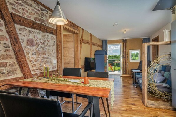 Ferienwohnung 2 im Ferienhaus "Zum historischen Spital" - Wohn- und Essbereich mit Blick ins Grüne