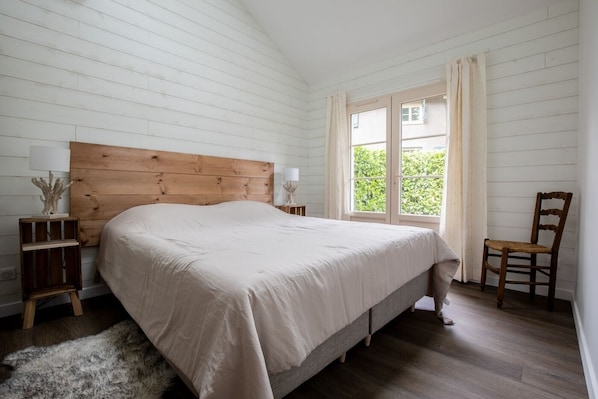 Une chambre avec un lit double 160cm ou deux lits simples 80cm. 